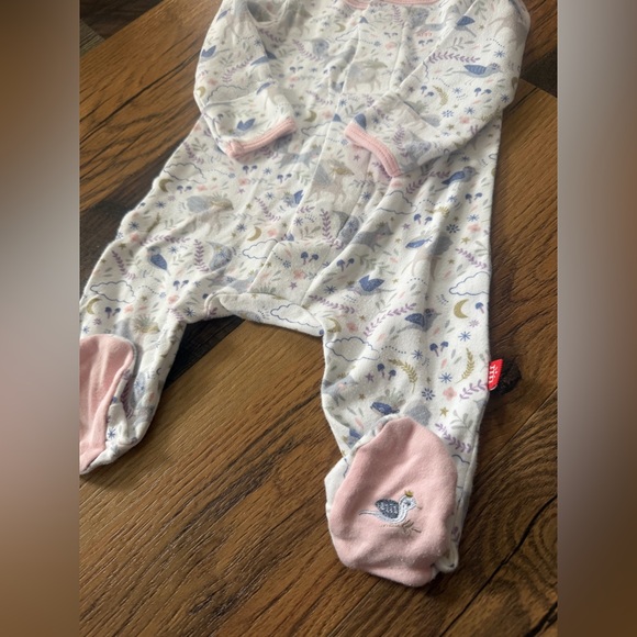 Magnetic Me
Wonderland Organic Cotton Magnetic Footie - Picture 3 of 8